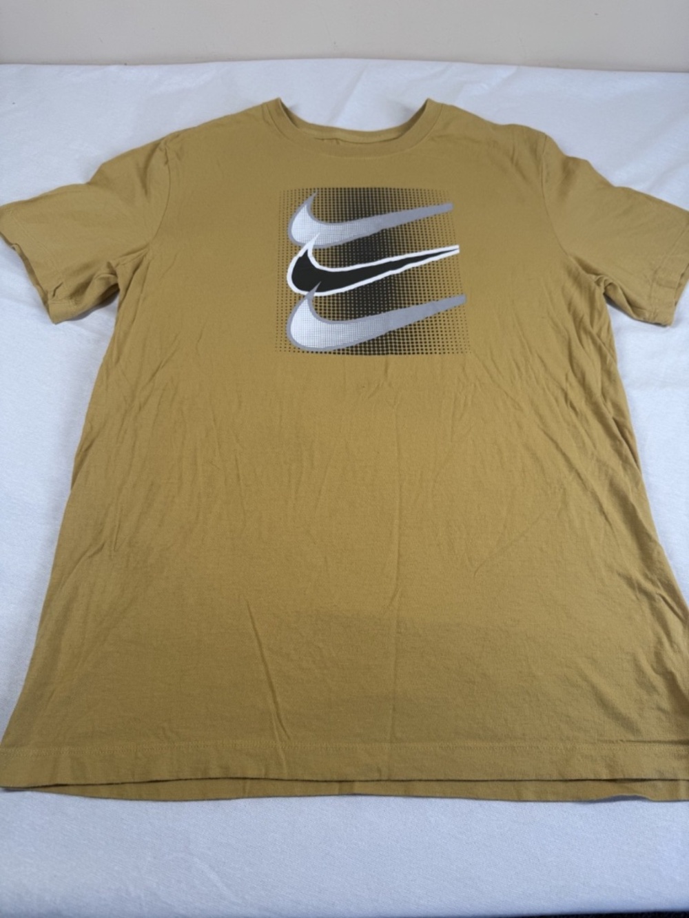 Nike Men's Swoosh Logo Athletic Shirt Size Medium - Yellow